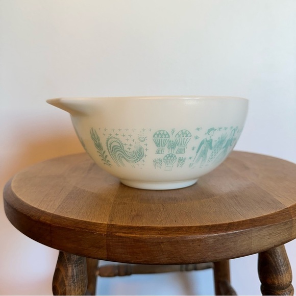 SOLD- Vintage Pyrex 442 Amish  Butterprint Cinderella 1.5 QT White Mixing Bowl - Picture 2 of 16